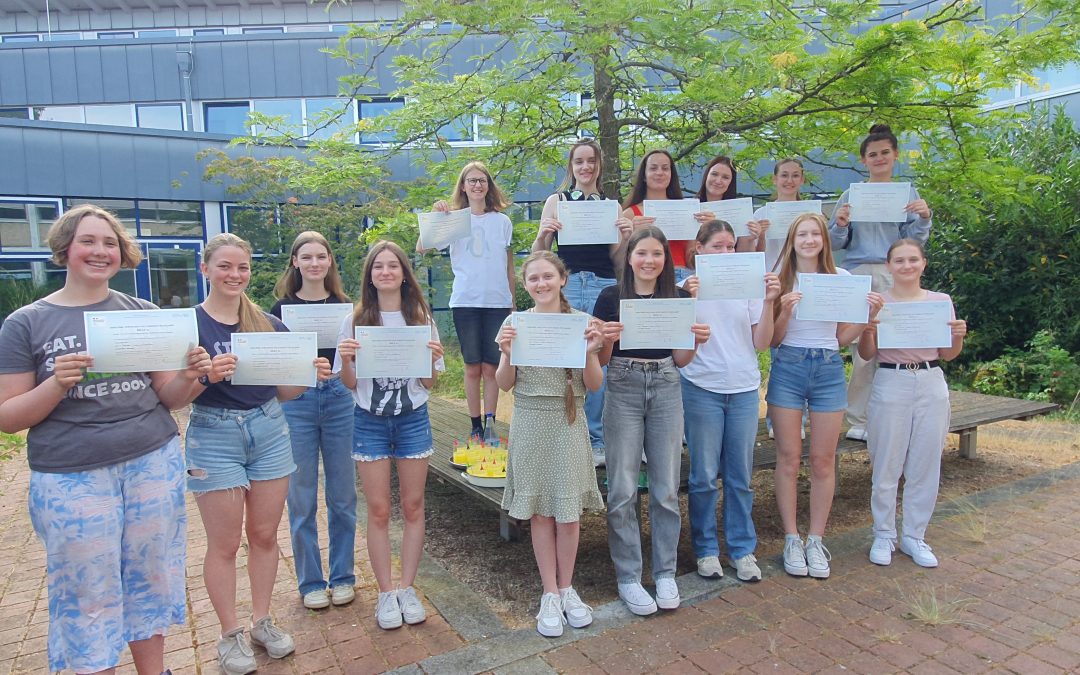 Strahlende Schülerinnen mit DELF-Zertifikat