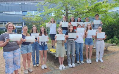 Strahlende Schülerinnen mit DELF-Zertifikat