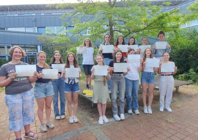 Strahlende Schülerinnen mit DELF-Zertifikat