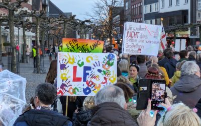 Die LFS aktiv gegen Rechts: LehrerInnen und Schülerinnen setzen Zeichen bei Demonstration in Geldern