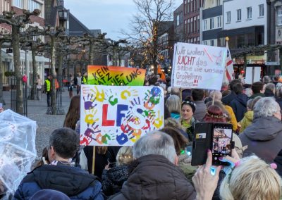 Die LFS aktiv gegen Rechts: LehrerInnen und Schülerinnen setzen Zeichen bei Demonstration in Geldern