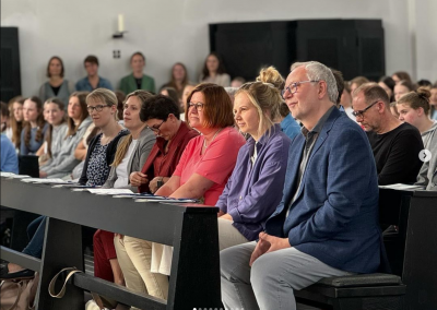 Schülerinnen verabschieden stellv. Realschulrektor