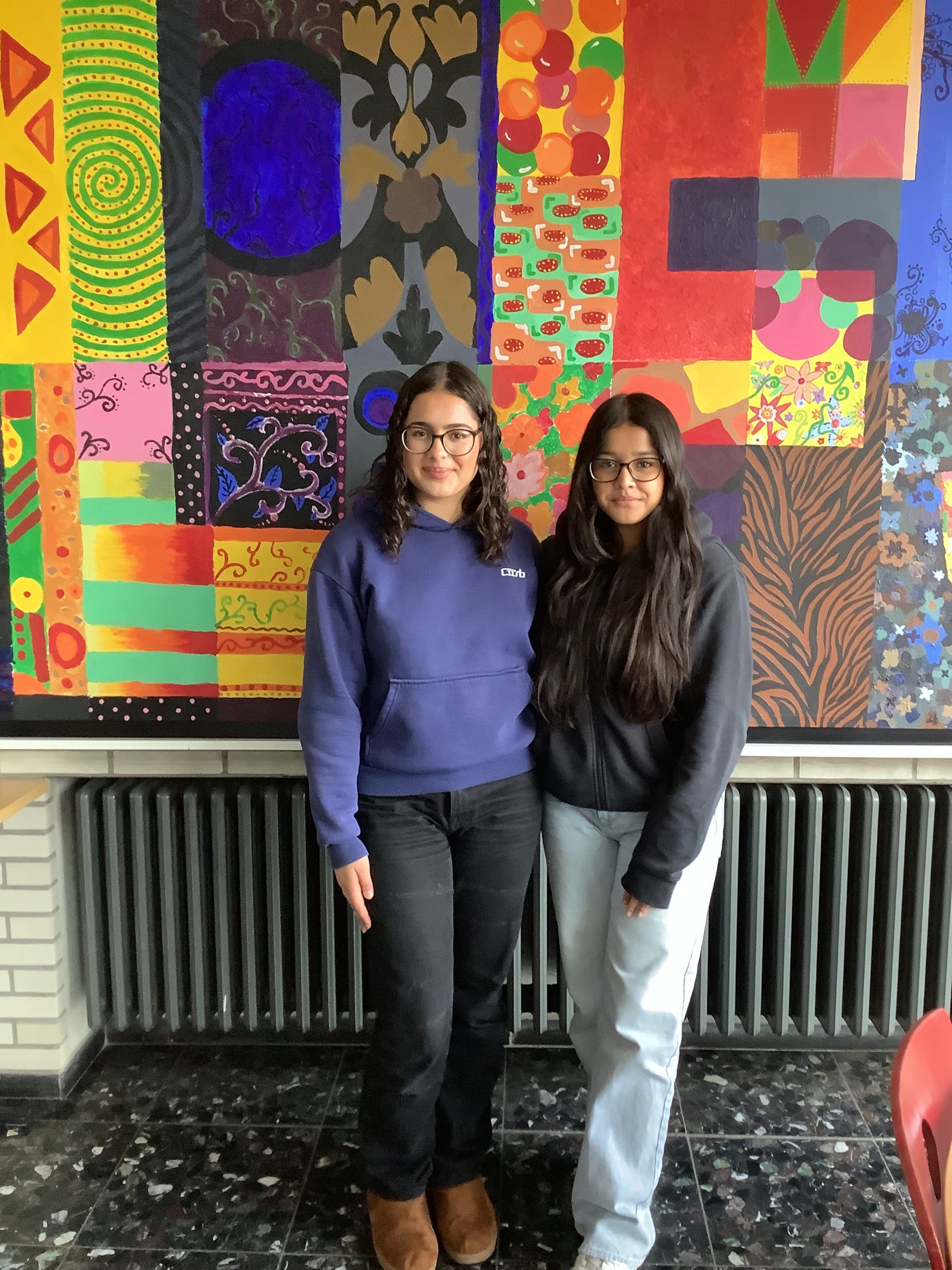 Jana Mkayed (10C) und Soha Naqvi (9C)