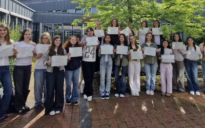 Glückliche Gesichter nach erfolgreichen Prüfungen 